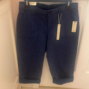 Gloria Vanderbilt size 4 navy blue small pin striped capris. New with tags on.